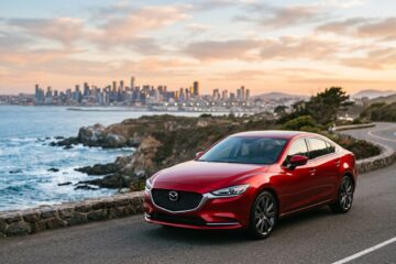 Mazda 6e berpose elegan di studio, mobil yang memenangkan penghargaan desain mobil dunia tahun ini.