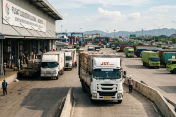 Deretan truk logistik modern beroperasi di jalan raya untuk mendukung industri kendaraan komersial Indonesia.